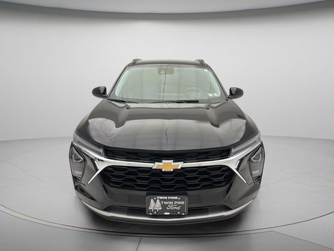 Used 2025 Chevrolet Trax LT FWD image 2