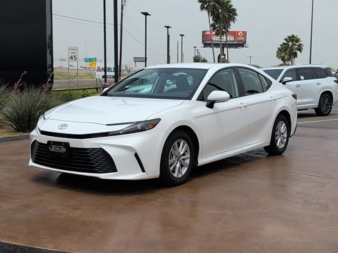 Used 2025 Toyota Camry LE FWD image 5