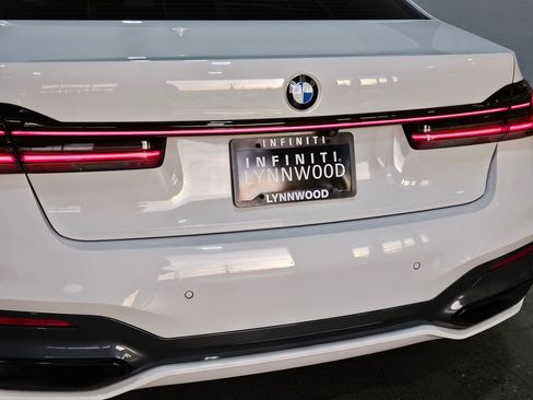 Used 2021 BMW 750i xDrive w/ M Sport Package image 24