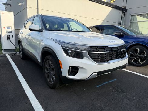 Certified 2025 Kia Seltos LX AWD/4WD image 2