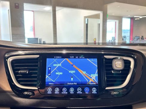 Used 2017 Chrysler Pacifica Touring-L w/ Tire & Wheel Group image 25