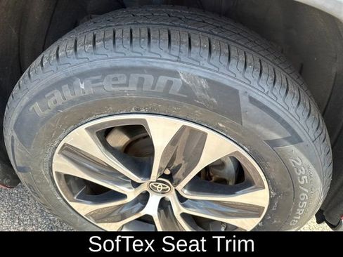 Used 2021 Toyota Highlander XLE image 26