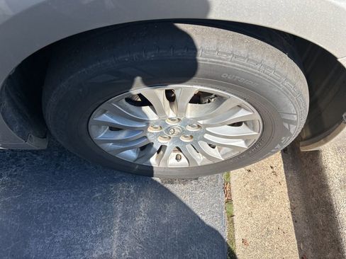 Used 2017 Toyota Sienna XLE image 2