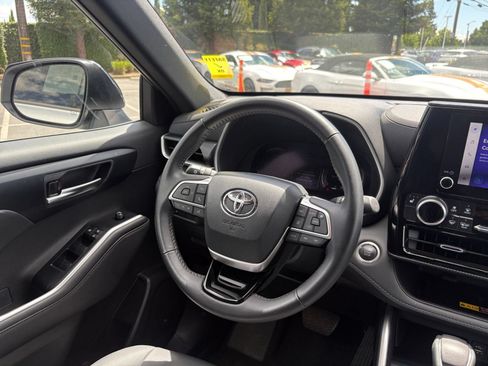 Used 2025 Toyota Highlander XSE AWD/4WD image 36