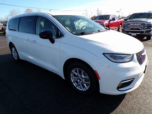 Used 2024 Chrysler Pacifica Touring-L image 6