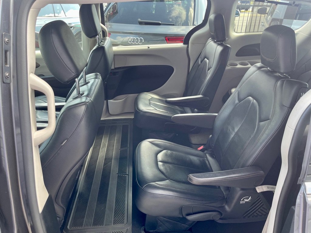Used 2018 Chrysler Pacifica Touring-L FWD image 18