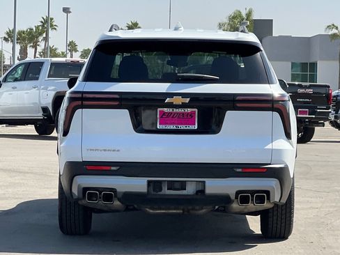 Used 2025 Chevrolet Traverse LT FWD image 6