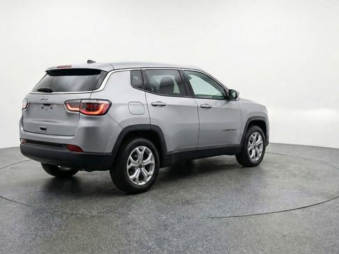 Used 2025 Jeep Compass Latitude AWD/4WD image 7