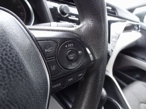 Used 2018 Toyota Camry LE image 11