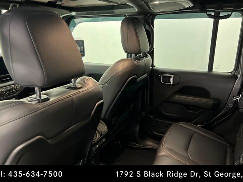 Used 2025 Jeep Wrangler Sahara image 19