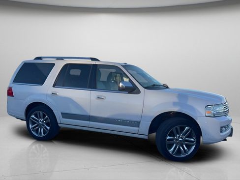 Used 2010 Lincoln Navigator 4WD image 3