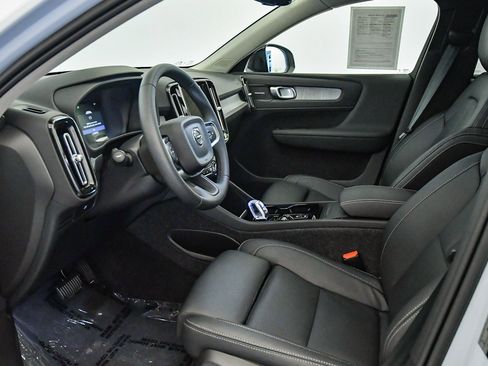 Certified 2025 Volvo XC40 B5 Plus w/ Climate Package image 19