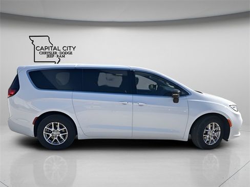 New 2026 Chrysler Pacifica Select image 10