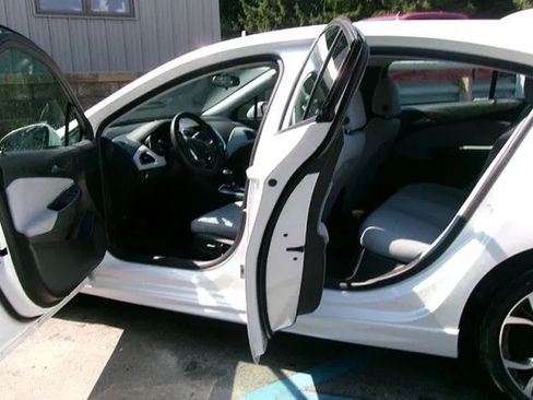 Used 2019 Chevrolet Cruze LT w/ Convenience Package FWD image 13