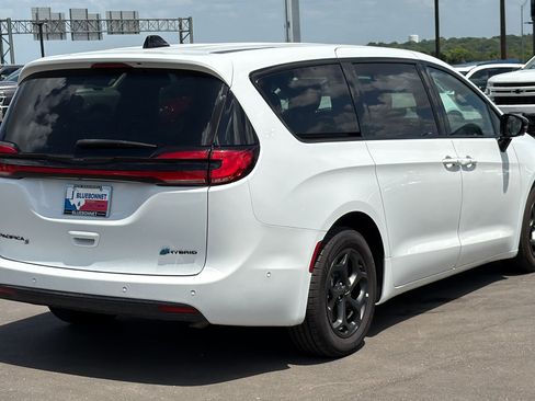 Used 2024 Chrysler Pacifica Limited FWD image 5