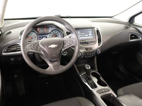 Used 2018 Chevrolet Cruze LT w/ Convenience Package image 2