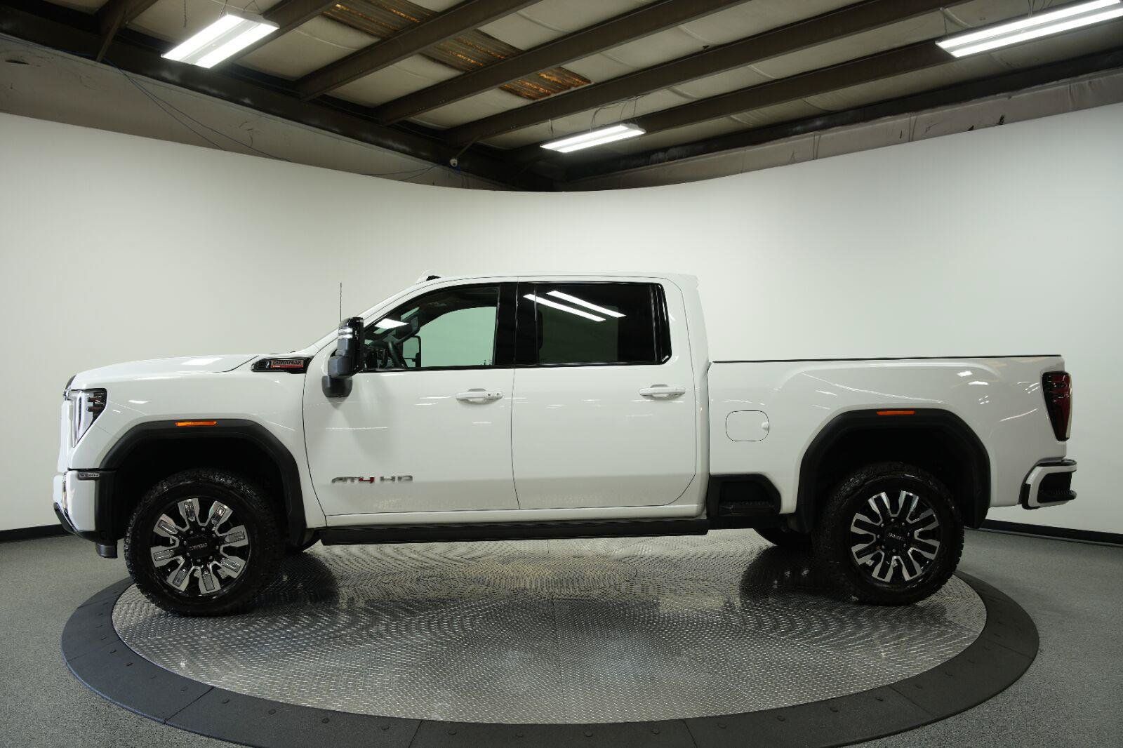 Used 2024 GMC Sierra 2500 AT4 w/ AT4 Premium Plus Package AWD/4WD image 7