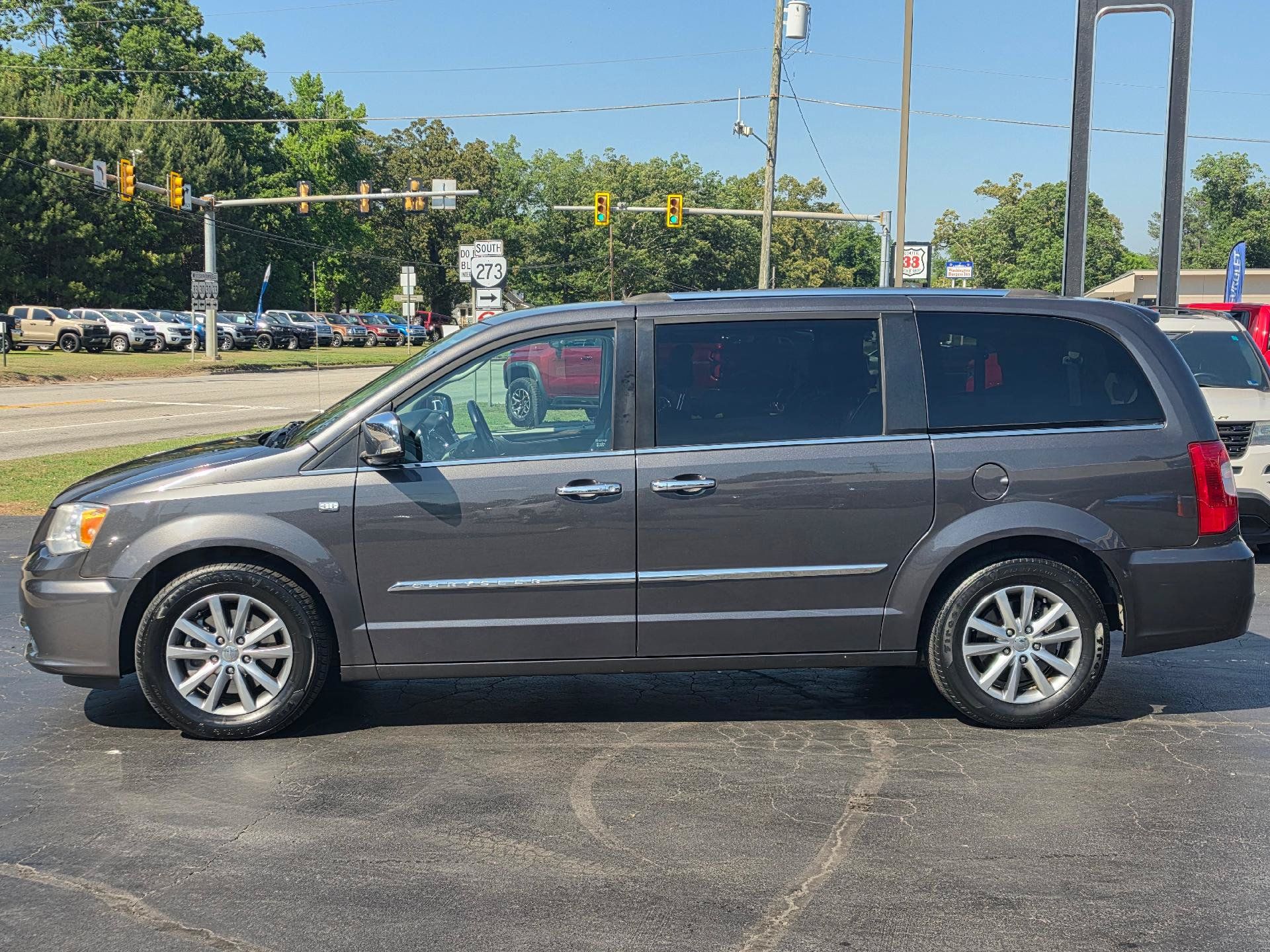 Used 2014 Chrysler Town & Country Touring-L FWD image 2