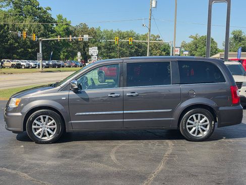 Used 2014 Chrysler Town & Country Touring-L FWD image 2