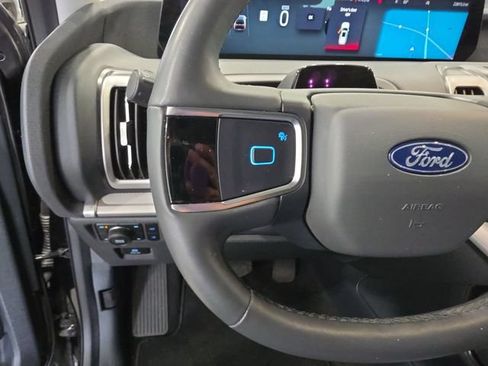 Used 2025 Ford Expedition Active AWD/4WD image 18