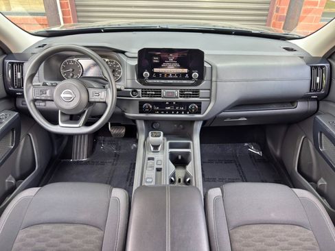 Used 2025 Nissan Pathfinder S FWD image 11