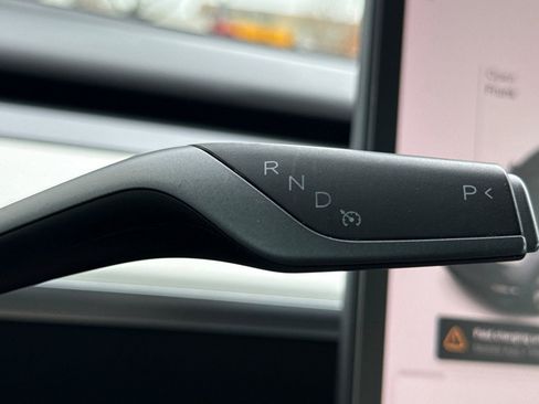 Used 2022 Tesla Model Y Long Range image 25