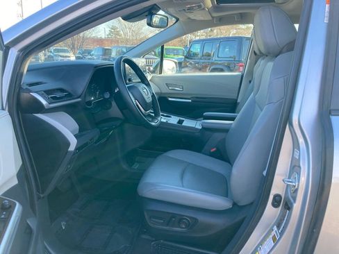Used 2024 Toyota Sienna XLE image 9