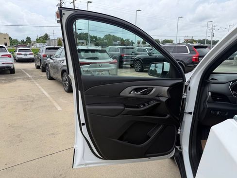 Used 2023 Chevrolet Traverse LT FWD image 11