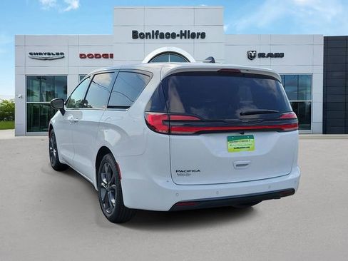 New 2026 Chrysler Pacifica Select image 3