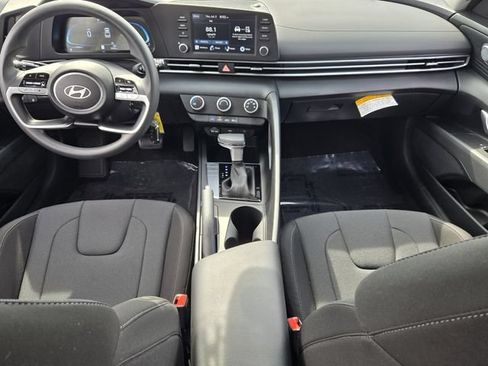 Used 2025 Hyundai Elantra SE FWD image 13