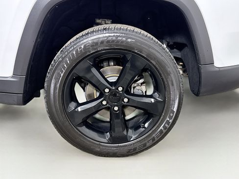 Used 2023 Jeep Grand Cherokee Altitude AWD/4WD image 29
