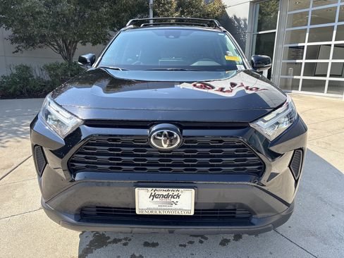 Used 2022 Toyota RAV4 XLE AWD/4WD image 5