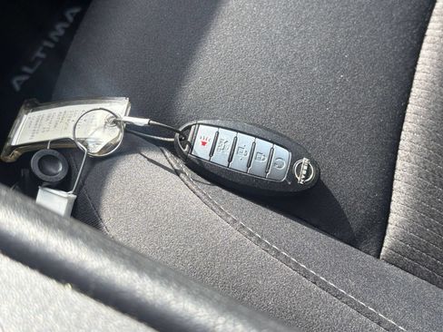 Used 2025 Nissan Altima 2.5 SV FWD image 15