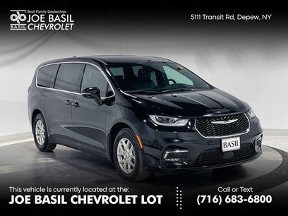 Used 2025 Chrysler Pacifica Select