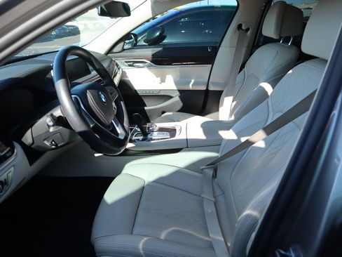 Used 2022 BMW 740i w/ Premium Package RWD image 5