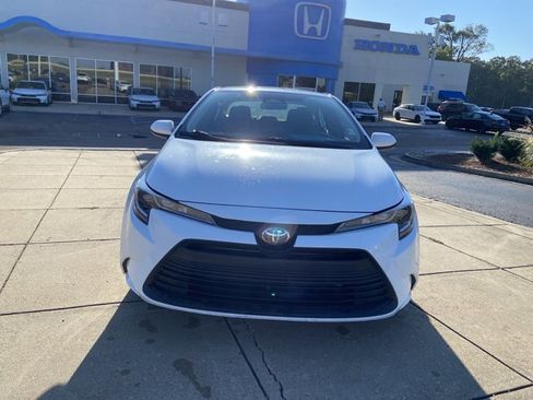 Used 2024 Toyota Corolla LE image 3