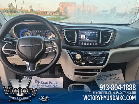 Used 2019 Chrysler Pacifica Touring Plus w/ Tire & Wheel Group FWD image 12