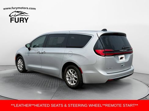 Used 2024 Chrysler Pacifica Touring-L FWD image 5