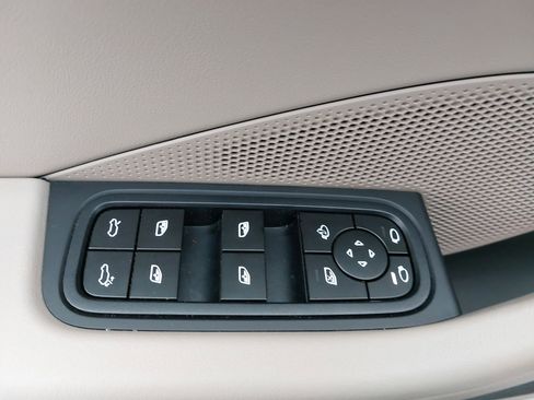 Used 2025 Porsche Macan Electric RWD image 30