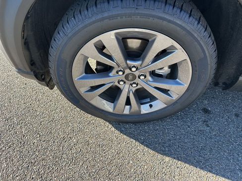 Used 2022 Ford Explorer XLT w/ Equipment Group 202A image 9