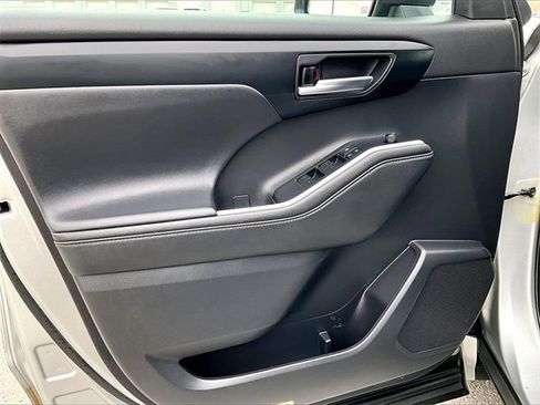 Used 2020 Toyota Highlander XLE image 9