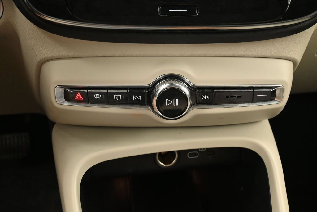 Used 2023 Volvo XC40 B5 Plus AWD/4WD image 23
