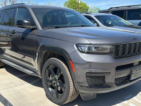 Used 2021 Jeep Grand Cherokee L Laredo image 3
