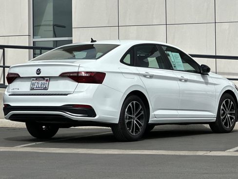 Used 2023 Volkswagen Jetta Sport image 3