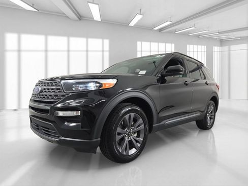 Used 2023 Ford Explorer XLT w/ Equipment Group 202A AWD/4WD image 2