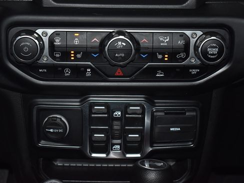 Used 2022 Jeep Wrangler Unlimited Sahara w/ Dual Top Group AWD/4WD image 28