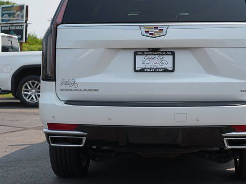 Used 2022 Cadillac Escalade Premium Luxury AWD/4WD image 11