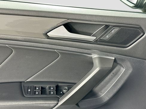 Used 2022 Volkswagen Tiguan SE w/ Panoramic Sunroof Package image 16