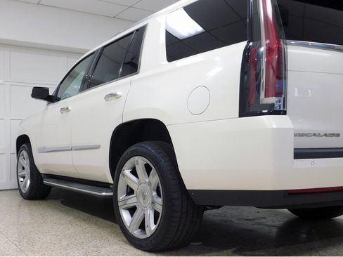 Used 2015 Cadillac Escalade Luxury image 79