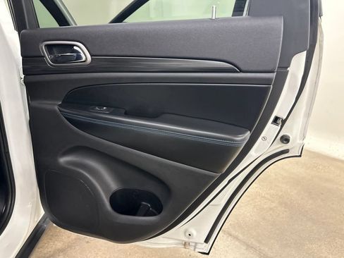 Used 2019 Jeep Grand Cherokee Laredo AWD/4WD image 26